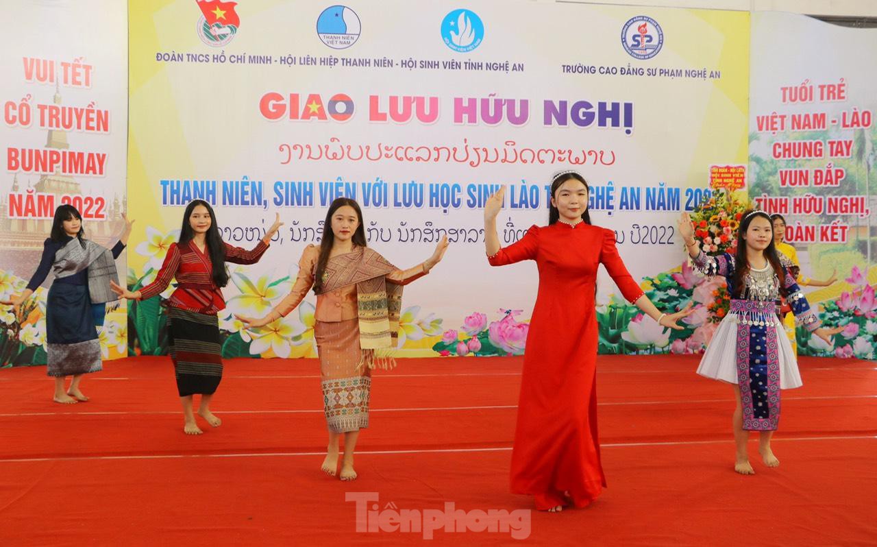 Warm traditional Bunpimay Tet for Lao students in Nghe An